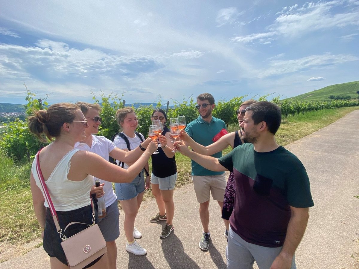 Gruppe bei der Weinwanderung in den Weinbergen bei Wiesbaden